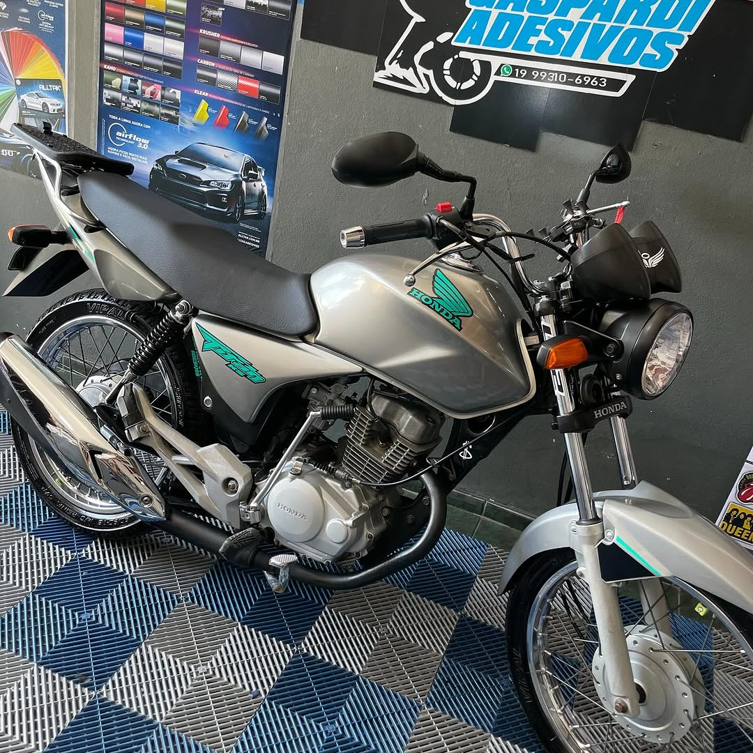 Titan 150 nos Kit Verde Água