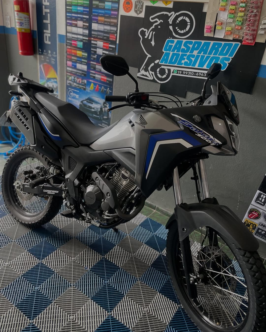 Sahara 300 no padrão com adesivos em azul royal