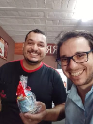 Entrega do brinde para Jean da Churrascaria ESPETINHO & CIA